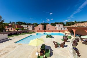 Maison  St christol pour  6 •   36 toiles 