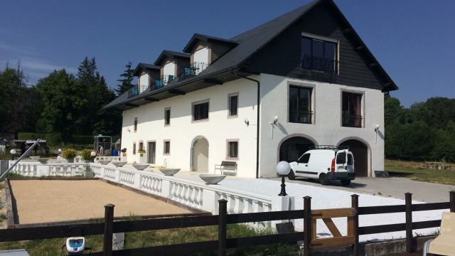 Ferme  Cercier pour  24 •   avec piscine prive 