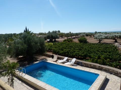 Maison avec piscine a 10mn de la mer entouree de 7ha d'oliviers et d'o...