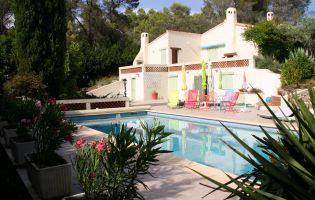 Location Vacances Bagnols - Villa arbousier avec grande piscine  2Km ...