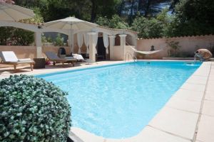 Rez de villa avec piscine