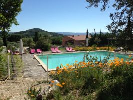 Gite  Saint saturnin les apt pour  6 •   jardin 