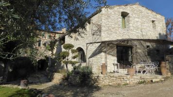 Gite  Saignon pour  8 •   avec piscine prive 