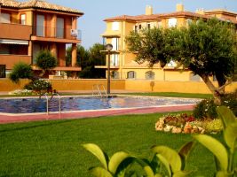Apartamento con jardn - Un confortable bajo, jardn propio Piscina co...