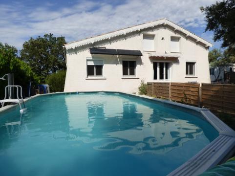 Maison dtente Piscine - Jardins arbors et Jeux (Trampoline, ping pon...