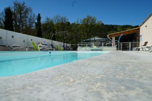 Stacaravan in Riez la romaine voor  4 •   met zwembad in complex 