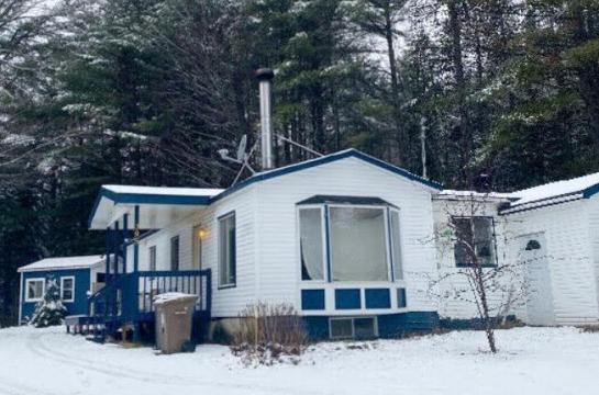 Chalet in Saint-alphonse-rodriguez for   4 •   animals accepted (dog, pet...) 