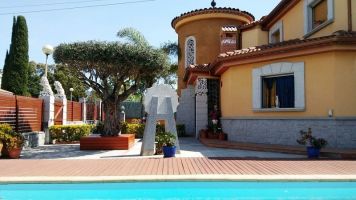 Chalet in Pineda de mar voor  12 •   hoog luxe niveau 