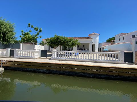 House in Empuriabrava - Vacation, holiday rental ad # 70961 Picture #0 thumbnail