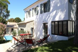 Haus in Saint-martin-de-r fr  8 •   mit privat Schwimmbad 