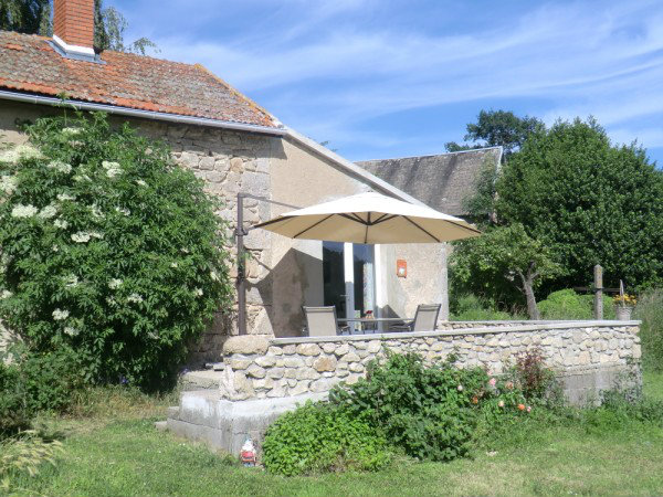 Gite  Buxieres sous montaigut pour  3 •   avec terrasse 