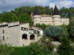 Gite  Chambonas pour  12 •   avec piscine prive 