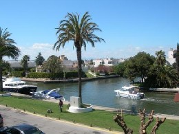 Flat in Empuria brava for   5 •   view on lake 